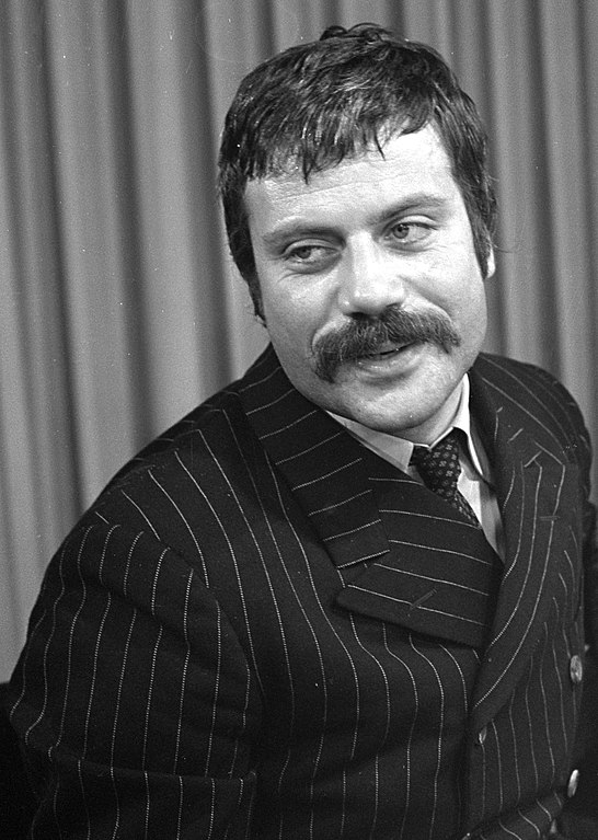 Oliver Reed (1938-1999): Reed morreu de um ataque cardÃ­aco, trÃªs dias antes do fim das filmagens de â??Gladiadorâ?, no qual viveu o personagem â??Proximoâ?. Ele tinha 61 anos.