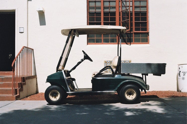 Alguns comércios locais também já contam com vagas menores para carrinhos de golfe.