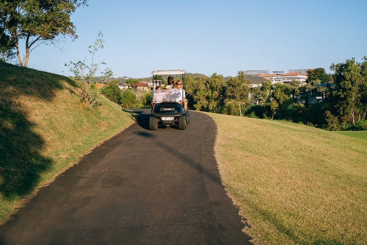 Algumas cidades americanas já permitiram até o aumento da velocidade máxima dos carrinhos de golfe para 55 km/h.