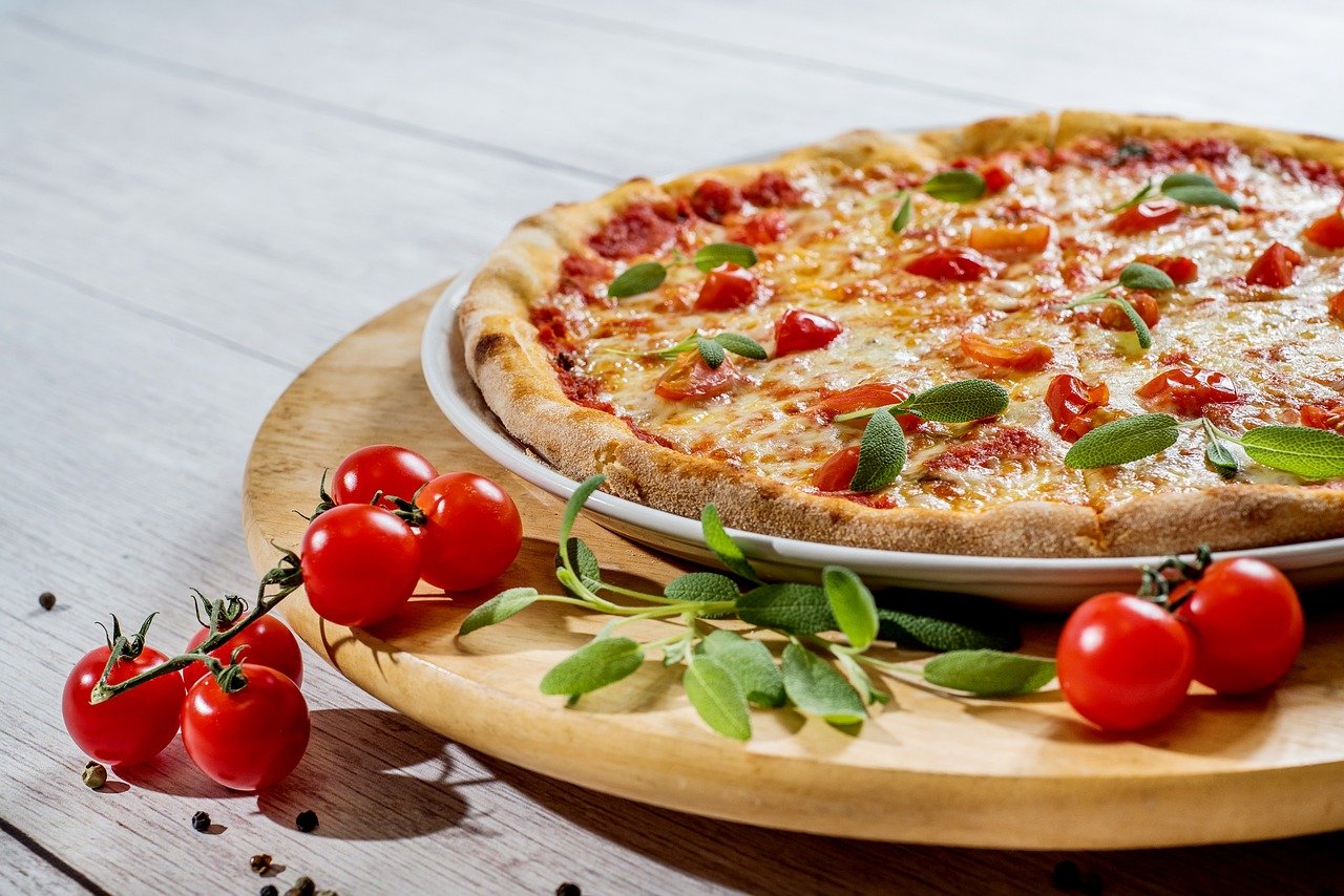 As pizzas mais tradicionais e comuns são de muçarela (que muitos escrevem mussarela), presunto, calabresa, portuguesa e marguerita, entre outras. Fáceis de encontrar em qualquer restaurante ou lanchonete.  