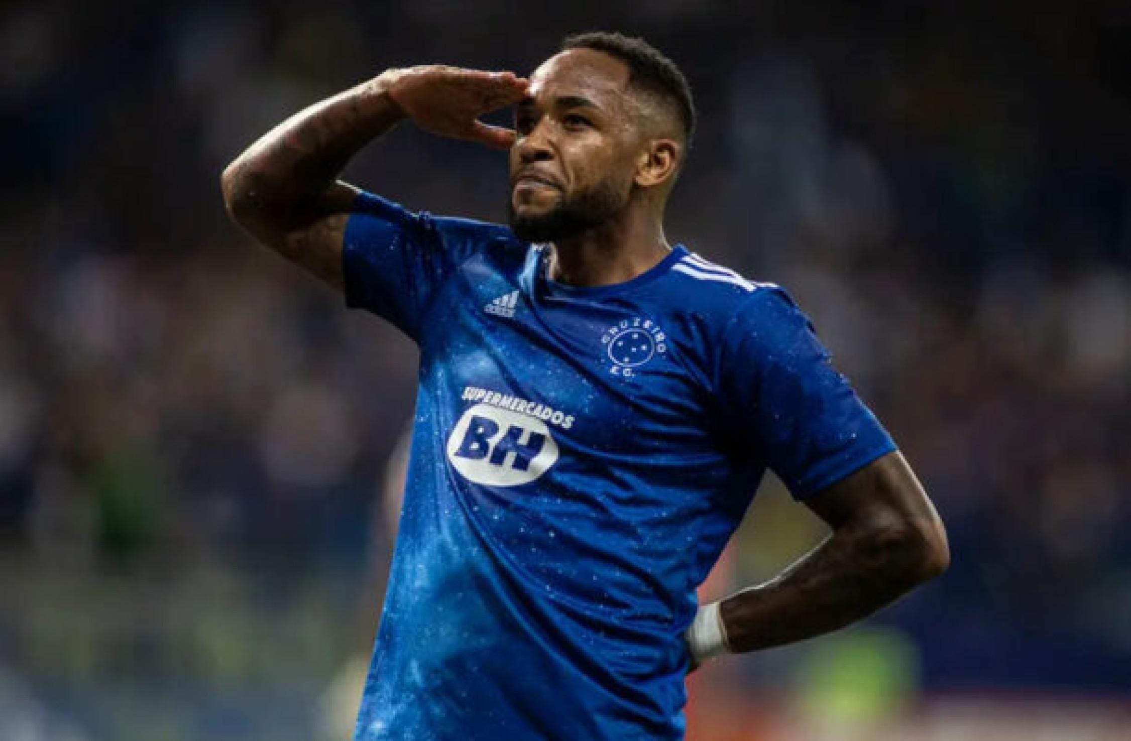 Atacante do Cruzeiro relembra expulsão relâmpago: ‘Eu fiquei mal’ Atacante do Cruzeiro relembra expulsão relâmpago: ‘Eu fiquei mal’