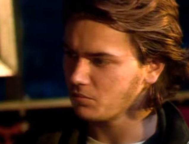 River Phoenix - O ator americano estava em ascensão, após explodir no cinema nos anos 80. Também era ativista (defensor de animais). Morreu em 1993, aos 23 anos,  com insuficiência cardíaca provocada por drogas. 