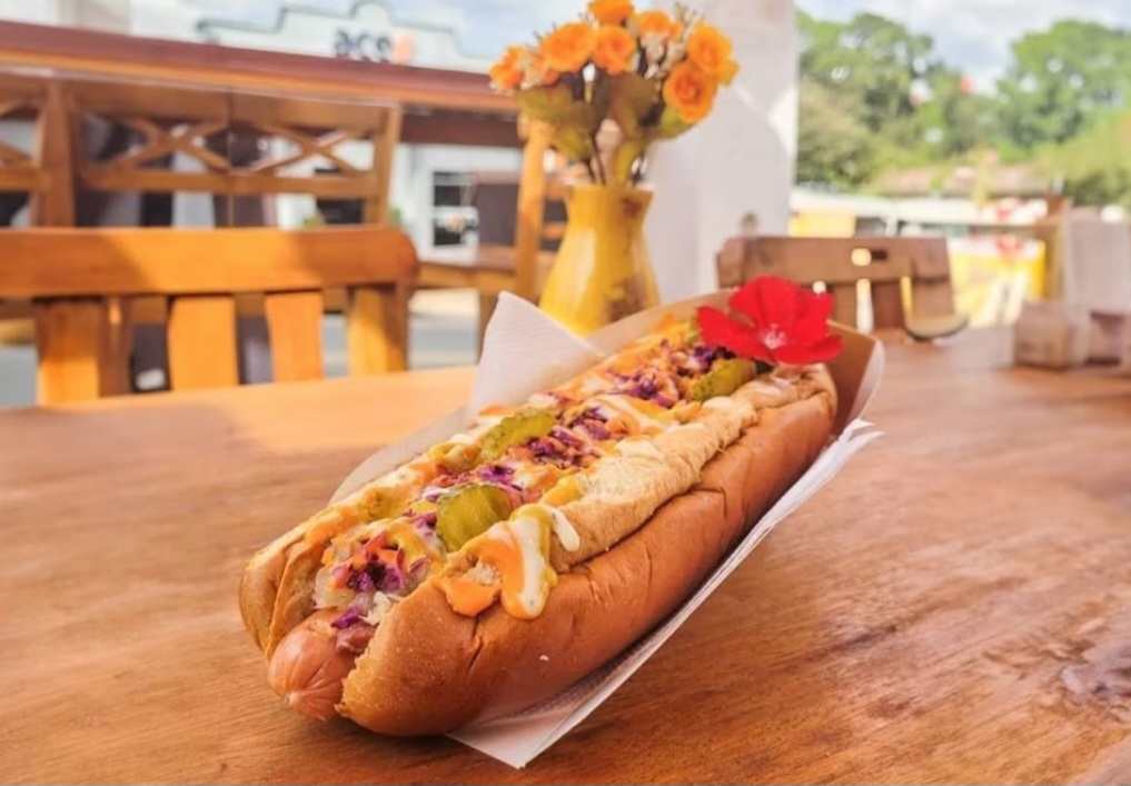 Cidade das flores coloca pétalas de flores comestíveis no cachorro-quente - Divulgação 