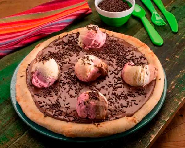 Sorvete - Essa pizza doce é composta por chocolate preto ou branco, com uma bolas de sorvete em cima. Também pode enfeitar com chocolate granulado. Sugerida por Mavalerio.