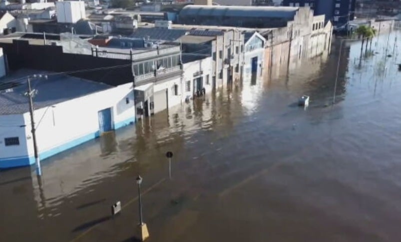 As inundações em terras gaúchas geraram comoção nacional. De acordo com a Defesa Civil do Rio Grande do Sul, 183 pessoas morreram em decorrência do evento climático em 478 municípios atingidos pelas chuvas. Cerca de 2,4 milhões de pessoas foram afetadas de alguma maneira pelas enchentes históricas.
