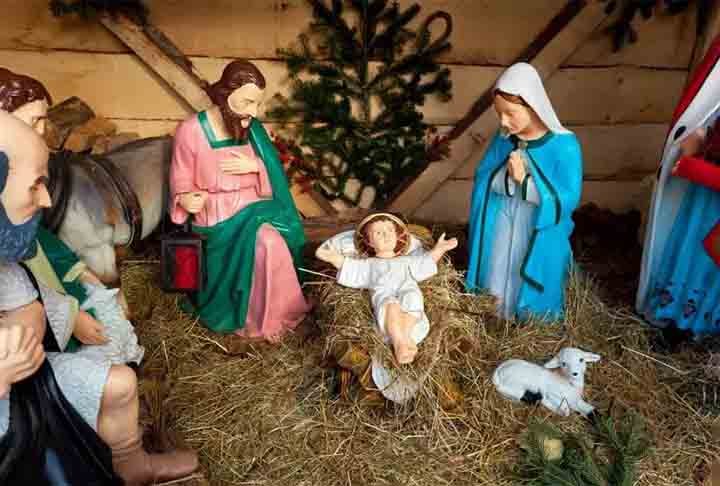 Os presépios são símbolos que representam o nascimento de Jesus, o que dá sentido religioso ao Natal. Eles ajudam a reforçar valores como humildade, amor e união. Além disso, unem famílias e comunidades na celebração.