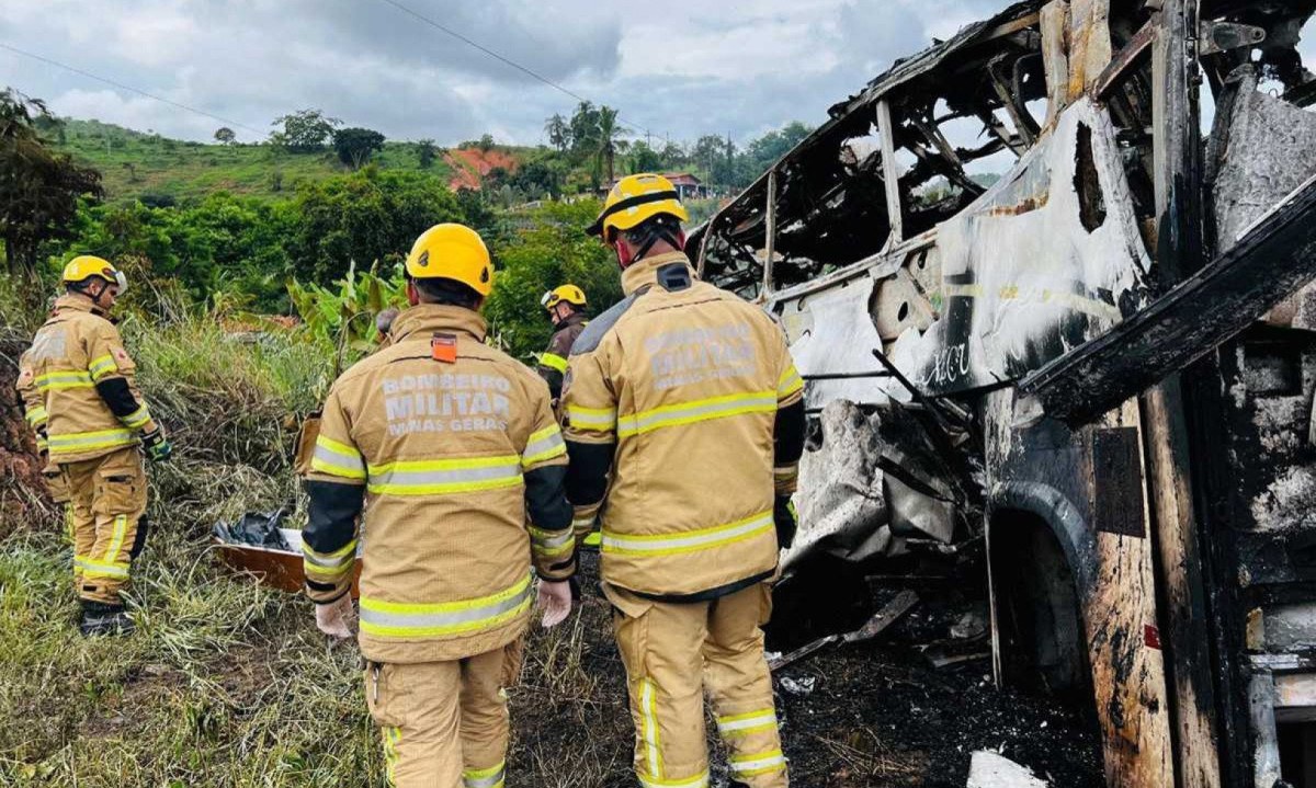 Bombeiros que participaram dos trabalhos de resgate dos corpos e dos feridos em meio aos destroços do ônibus queimado -  (crédito: Sala de Imprensa/CBMMG)