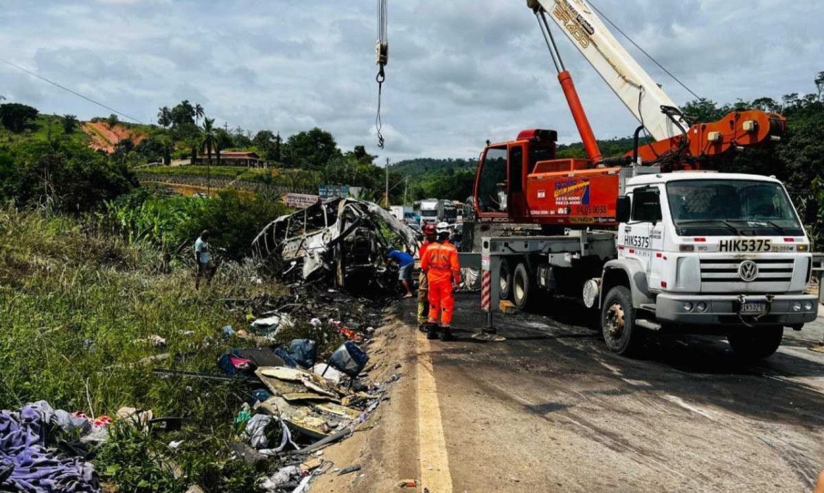 Guindaste plantado em caminhão destomba os destroços do ônibus de viagem destruido em acidente na BR-116 -  (crédito: Sala de Imprensa/CBMMG)