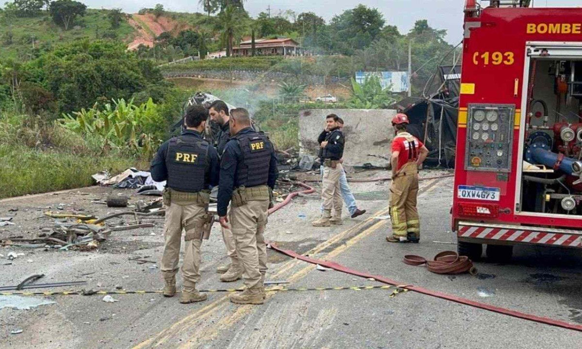 Acidente na BR-116, em Teófilo Otoni, foi o mais fatal de todas as rodovias federais do país -  (crédito: CBMMG)