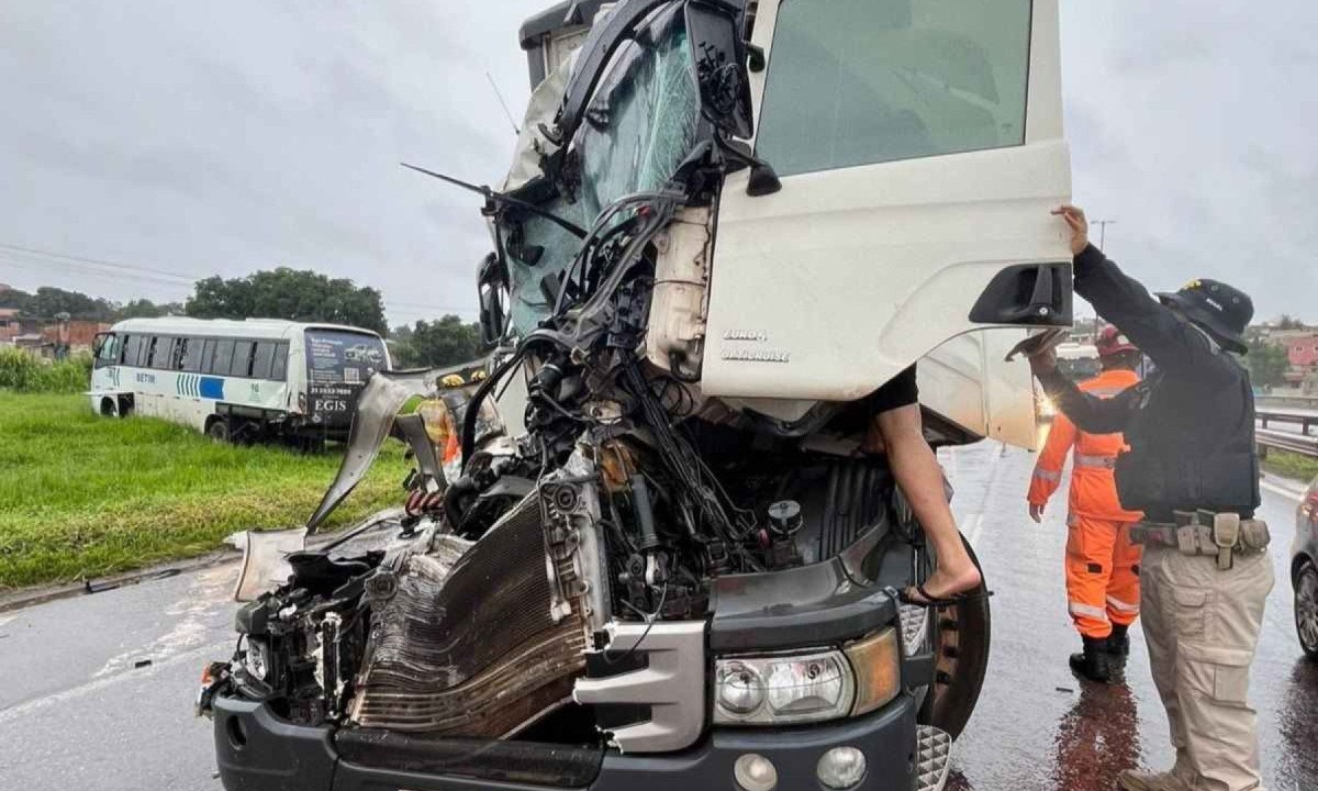 Frente da carreta ficou destruída; ônibus foi parar distante em acidente de Betim -  (crédito: Sala de Imprensa/CBMMG)