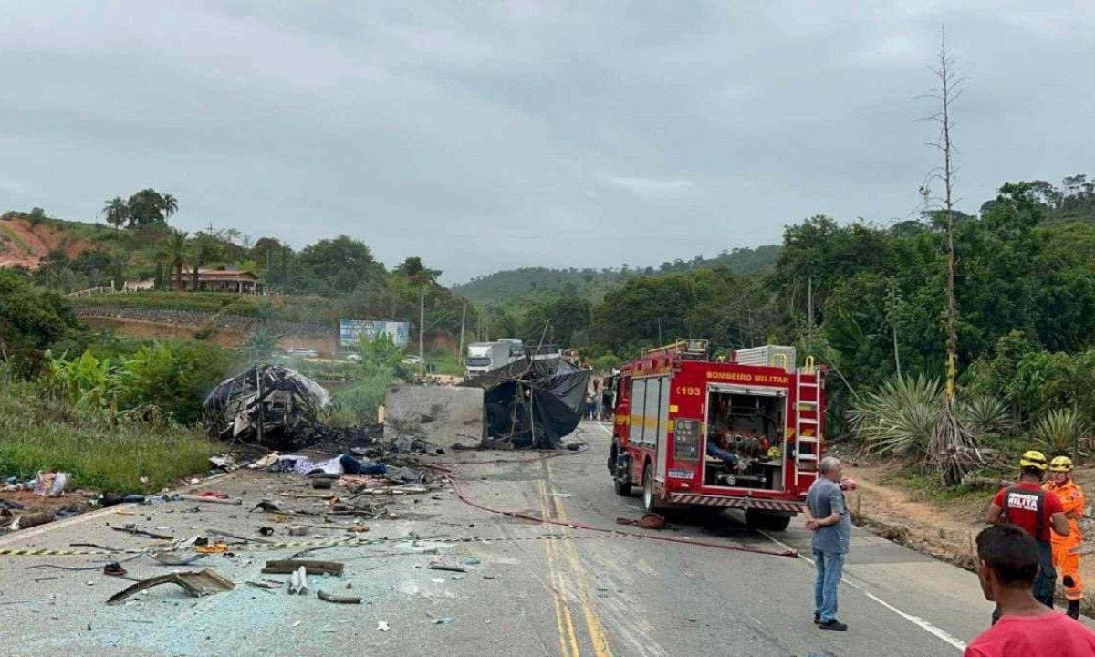 Destroços do acidente que deixou 38 mortos na BR-116 -  (crédito: CBMMG/Divulgação )