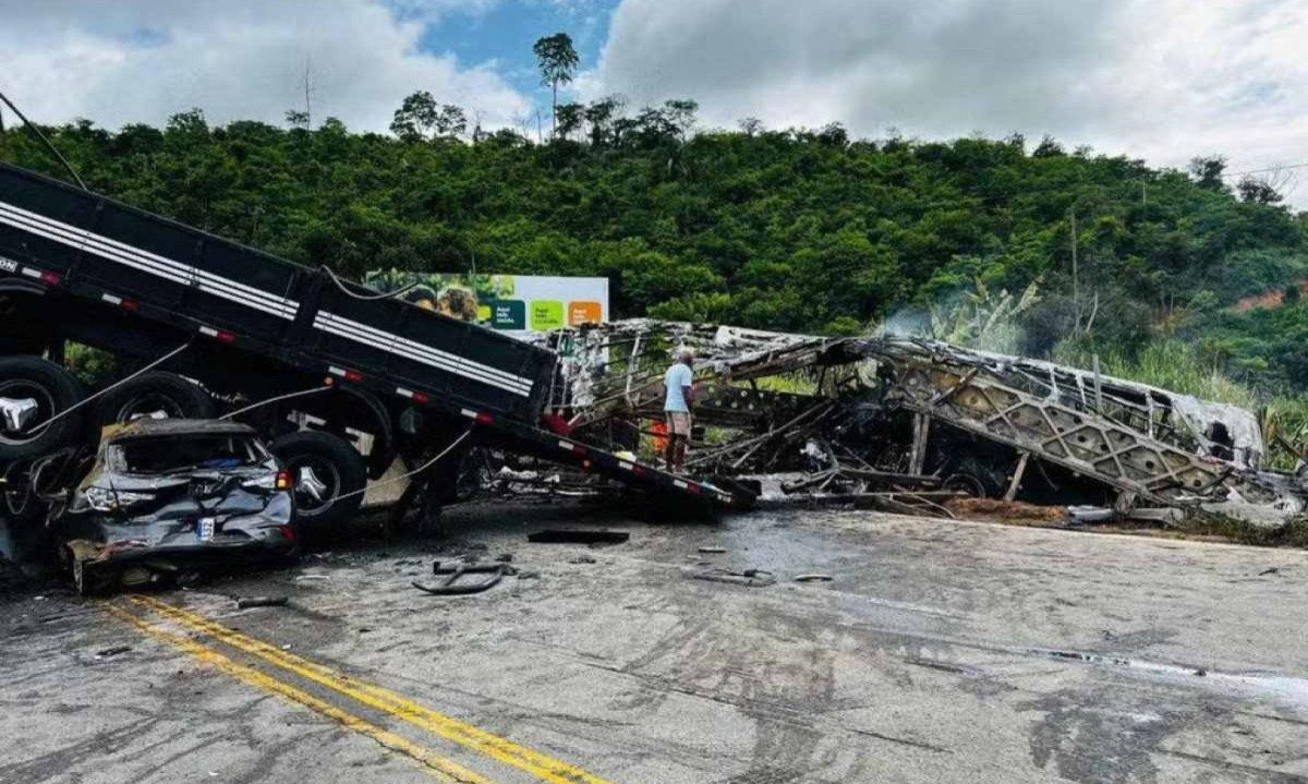 Já com luz do dia, o tamanho da tragédia: ônibus incendiado, carro destruído, a carreta por cima; acidente em Teófilo Otoni, na BR-116, foi trágico -  (crédito: CBMMG)