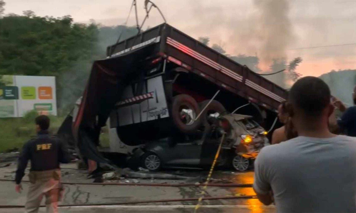 Carreta, carro e ônibus se envolveram em grave acidente em Teófilo Otoni, no Vale do Rio Mucuri -  (crédito: Redes Sociais)