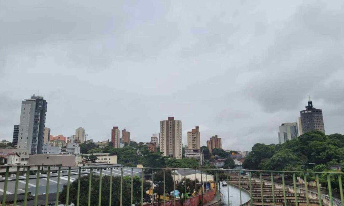 Vista de BH chuvosa na manhã deste sábado (21/12), a partir do Viaduto Pedro Aguinaldo Fulgêncio, no bairro Santa Efigênia -  (crédito: Gladyston Rodrigues/EM/DA Press)