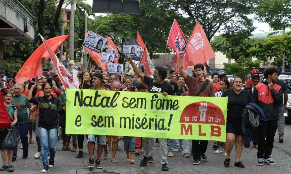 Manifestantes seguiram para a Pra&ccedil;a da Savassi  -  (crédito: T&uacute;lio Santos/EM/D.A Press)