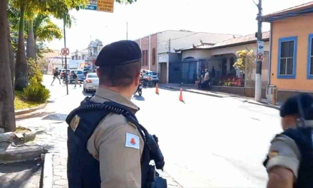 Policiais interceptam motociclista; momento foi capturado enquanto outro policial fazia um vídeo de alerta para a categoria -  (crédito: Reprodução)