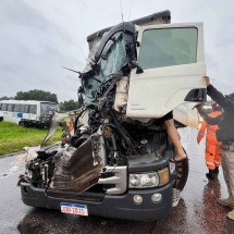 Oito feridos em batida de ônibus com carreta em Betim - Sala de Imprensa/CBMMG