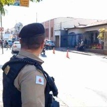 PM dá paulada em motociclista que tentava fugir de blitz em cidade mineira - Reprodução