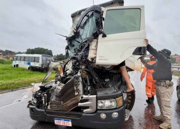 Frente da carreta ficou destruída; ônibus foi parar distante em acidente de Betim -  (crédito: Sala de Imprensa/CBMMG)