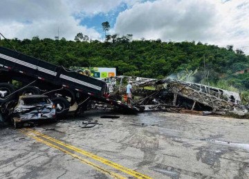 Já com luz do dia, o tamanho da tragédia: ônibus incendiado, carro destruído, a carreta por cima; acidente em Teófilo Otoni, na BR-116, foi trágico -  (crédito: CBMMG)