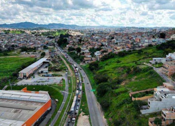 O movimentado Km 452, em Sabará, é um dos mais arriscados na Rodovia da Morte -  (crédito:  ALEXANDRE GUZANSHE/EM/D.A PRESS)