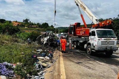 Guindaste plantado em caminhão destomba os destroços do ônibus de viagem destruído em acidente na BR-116 -  (crédito: Sala de Imprensa/CBMMG)