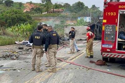 Acidente na BR-116, em Teófilo Otoni, foi o mais fatal de todas as rodovias federais do país -  (crédito: CBMMG)