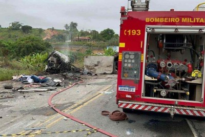 Acidente na BR-116, em Teófilo Otoni, matou pelo menos 38 pessoas -  (crédito: CBMG)