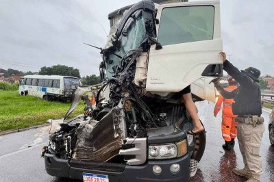 Frente da carreta ficou destruída; ônibus foi parar distante em acidente de Betim -  (crédito: Sala de Imprensa/CBMMG)