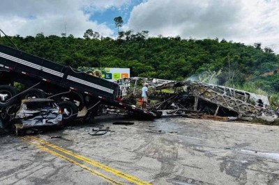 Já com luz do dia, o tamanho da tragédia: ônibus incendiado, carro destruído, a carreta por cima; acidente em Teófilo Otoni, na BR-116, foi trágico -  (crédito: CBMMG)