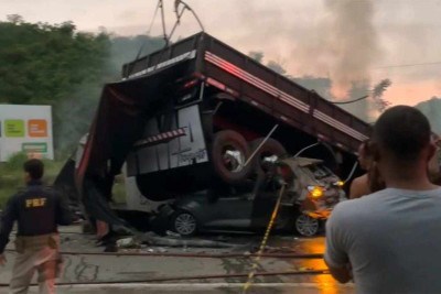 Carreta, carro e ônibus se envolveram em grave acidente em Teófilo Otoni, no Vale do Rio Mucuri -  (crédito: Redes Sociais)