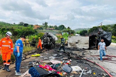 Destroços, roupas e objetos pessoais espalhados no local do desastre da BR-116, em Teófilo Otoni (MG) -  (crédito: CBMMG)