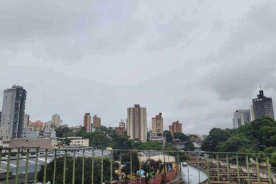 Vista de BH chuvosa na manhã deste sábado (21/12), a partir do Viaduto Pedro Aguinaldo Fulgêncio, no bairro Santa Efigênia -  (crédito: Gladyston Rodrigues/EM/DA Press)