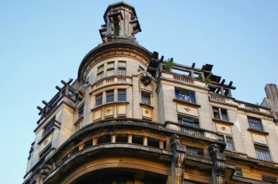 Acredite, um prédio  na Praça da Sé, no centro de São Paulo, transformou-se em entretenimento de terror. Trata-se do Edifício Rolim, erguido em 1928 e que ficou abandonado por anos após servir de espaço residencial e comercial.
 -  (crédito: Reprodução/Instagram)