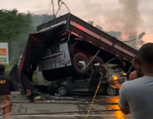 Carreta, carro e ônibus se envolveram em grave acidente em Teófilo Otoni, no Vale do Rio Mucuri -  (crédito: Redes Sociais)