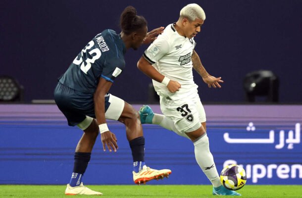 MARTINS - Começou arisco, partindo para cima. Depois, muito bem marcado, não teve recurso para superar o lateral-direito rival - NOTA: 4,0 - Foto: Vitor Silva/Botafogo