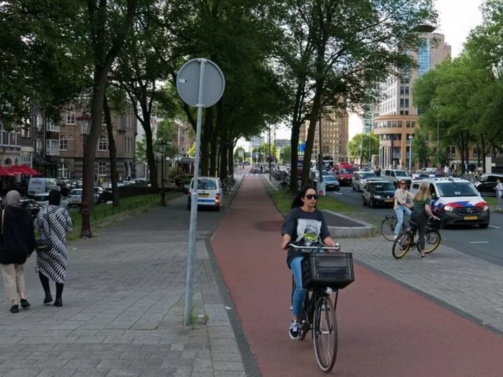 Uma característica distintiva da Holanda é a adoção massiva da bicicleta como meio de transporte. Dados de pesquisa indicam que 84% da população (de cerca de 18 milhões de habitantes) se locomove dessa forma diariamente. 

