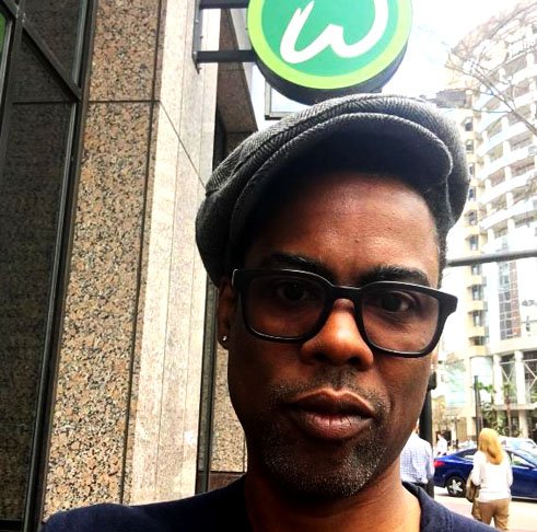 O comediante, que levou um tapa de Will Smith no Oscar de 2022, conciliou o trabalho de ator iniciante com o de garÃ§om, mas, assim que deu, saiu do restaurante (Red Lobster). Ele detestava, principalmente, limpar a sujeira deixada nas mesas pelas crianÃ§as. 