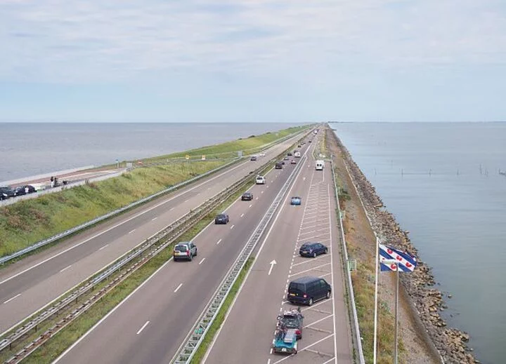 O maior dique do mundo é o Afsluitdijk (“grande divisor de águas”, em português), entre o norte da Holanda do Norte e a província da Frísia. Ele estende-se por 32 quilômetros e possui 90 metros de largura. 
