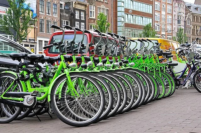 Esse traço cultural fez com que Amsterdã, cidade mais populosa do país, passasse a ser chamada de capital mundial do ciclismo. São quase 800 km de ciclovia para os moradores locais. 
