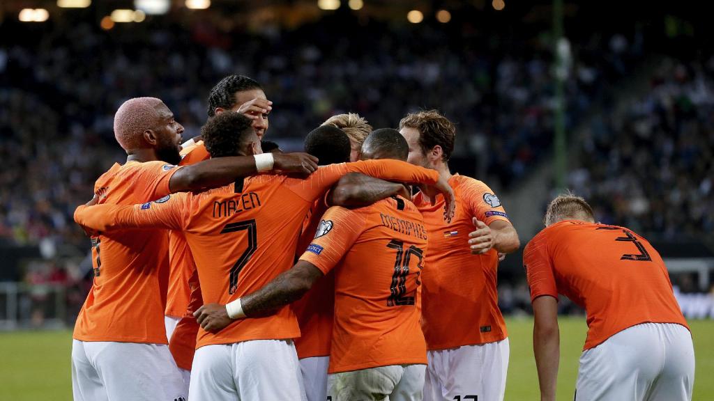 Mundialmente, a Holanda tambÃ©m ficou popular por sua seleÃ§Ã£o de futebol. Embora nunca tenha conquistado a Copa do Mundo - foi trÃªs vezes vice-campeÃ£ -, a equipe virou referÃªncia em inovaÃ§Ãµes tÃ¡ticas, especialmente com a chamada â??Laranja MecÃ¢nicaâ?, no Mundial de 1974, na Alemanha. Johan cruyff, ex-jogador e tÃ©cnico morto em 2016, foi uma das personalidades mais influentes da histÃ³ria da modalidade. 
