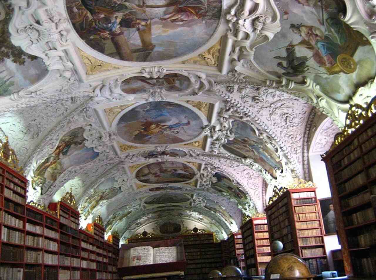 Mosteiro de Strahov (Strahovský klášter) - Fundado em 1143, o Mosteiro de Strahov é um dos mais antigos de Praga. Famoso por sua biblioteca barroca, que abriga mais de 200.000 volumes, o mosteiro é também um importante centro de estudos teológicos.