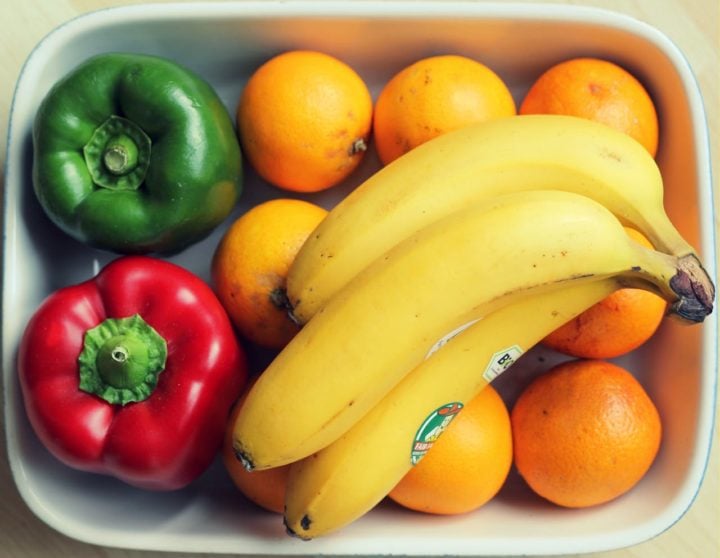 A banana é uma excelente fonte de nutrientes essenciais para a saúde pois ela é rica em potássio, vitaminas C e B6, fibras e carboidratos.