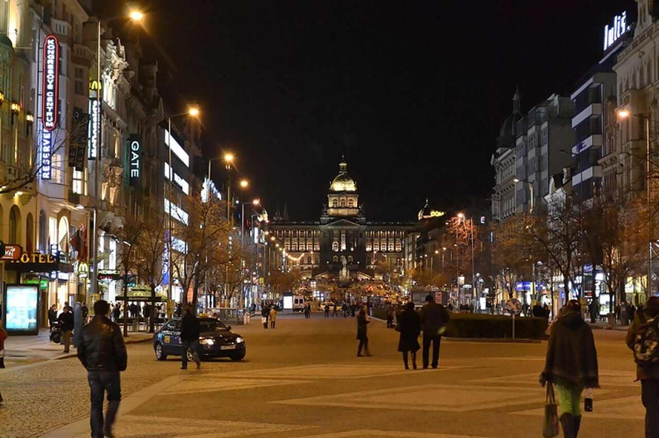 Praça Venceslau (Václavské nám?stí) - Originalmente um mercado de cavalos no século XIV, a Praça Venceslau é hoje um dos principais centros comerciais e culturais de Praga. Foi palco de eventos históricos, incluindo a Revolução de Veludo em 1989, que levou à queda do comunismo na Tchecoslováquia.