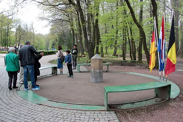 Para se ter uma ideia, o ponto mais alto dos Países Baixos é uma colina denominada Vaalserberg, apenas 323 metros acima do nível do mar. Ela constitui uma triplice fronteira entre Holanda, Bélgica e Alemanha. 
