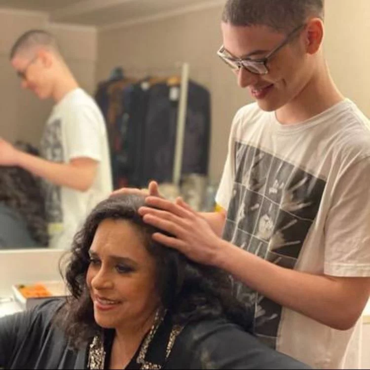 Gal Costa - A cantora, que morreu em 9/11/2022, tinha uma obstrução na trompa que impedia a gravidez e adotou Gabriel, que tinha sido abandonado numa lagoa.  -Reprodução / Instagram