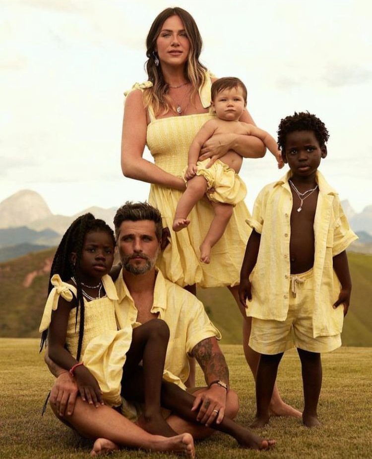 Giovanna Ewbank e Bruno Gagliasso - o casal conheceu Titi e Bless enquanto visitavam uma ONG que cuidava de crianças órfãs em Malawi, na África. Em 2020, Ewbank engravidou e deu à luz Zyan, terceiro filho do casal.-Reprodução / Instagram
