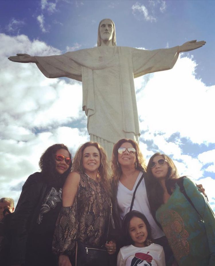 Daniela Mercury - Apesar de já ser mãe biológica de dois filhos, a cantora adotou mais três meninas, Maria, Alice e Ana Isabel.-Reprodução/Instagram