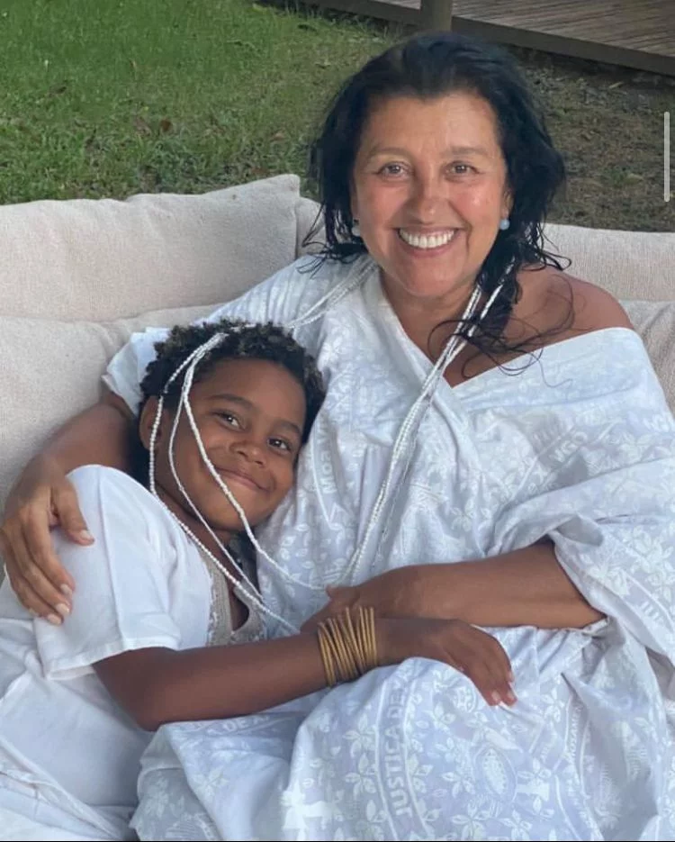 Regina Casé - Adotou o menino Roque em 2013, que na época tinha cinco meses de vida. Ela já era mãe biológica de Benedita.-Reprodução / Instagram
