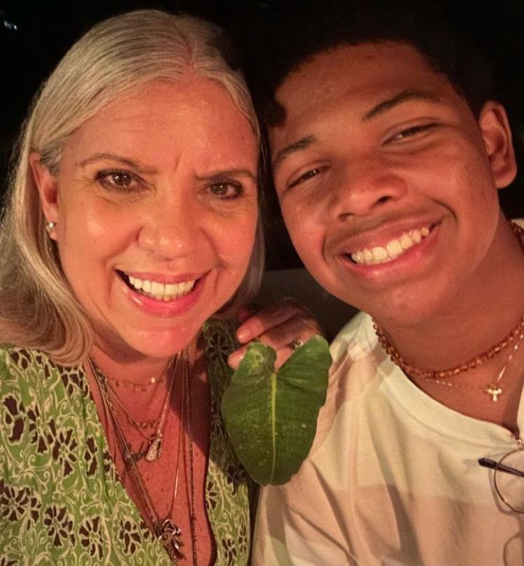 Astrid Fontenelle - A apresentadora do programa “Saia Justa”, do GNT, já  disse que seu maior sonho era adotar uma criança. Gabriel foi acolhido quando tinha apenas 40 dias de vida!-Reprodução / Instagram
